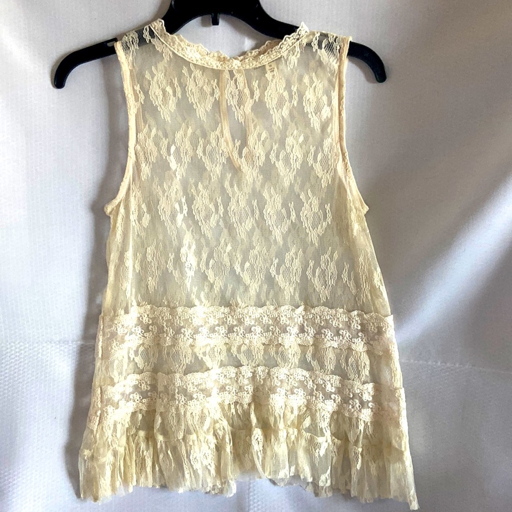 Eyeshadow sz medium sleeveless lace top